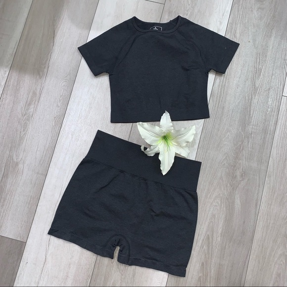 3pcs//High Waist workout shorts, leggings and crop top - Picture 2 of 8